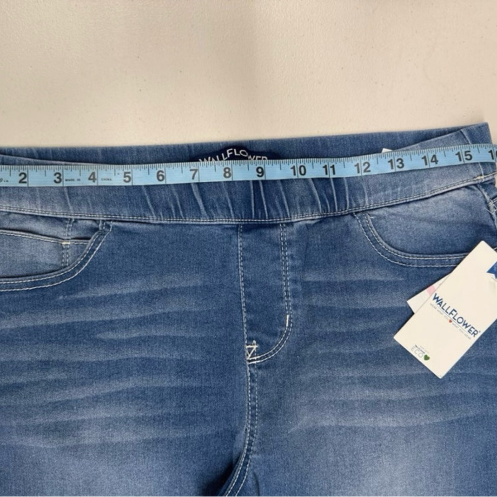 Wallflower Women’s Medium Wash Denim Pull on Capri Cropped Blue Jeans size 14 - Picture 3 of 7